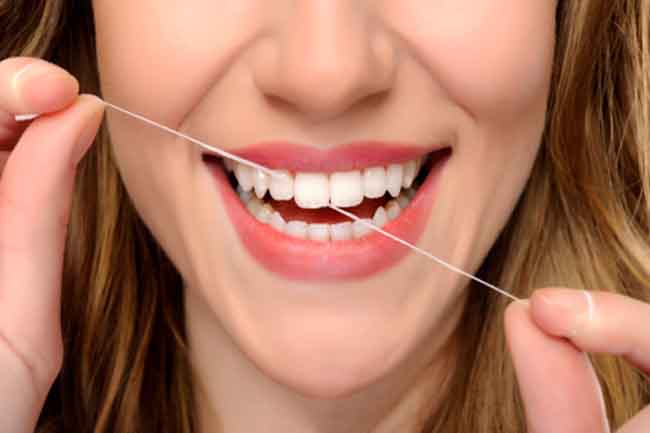 फ्लॉस न करने के मसूड़ों को नुकसान